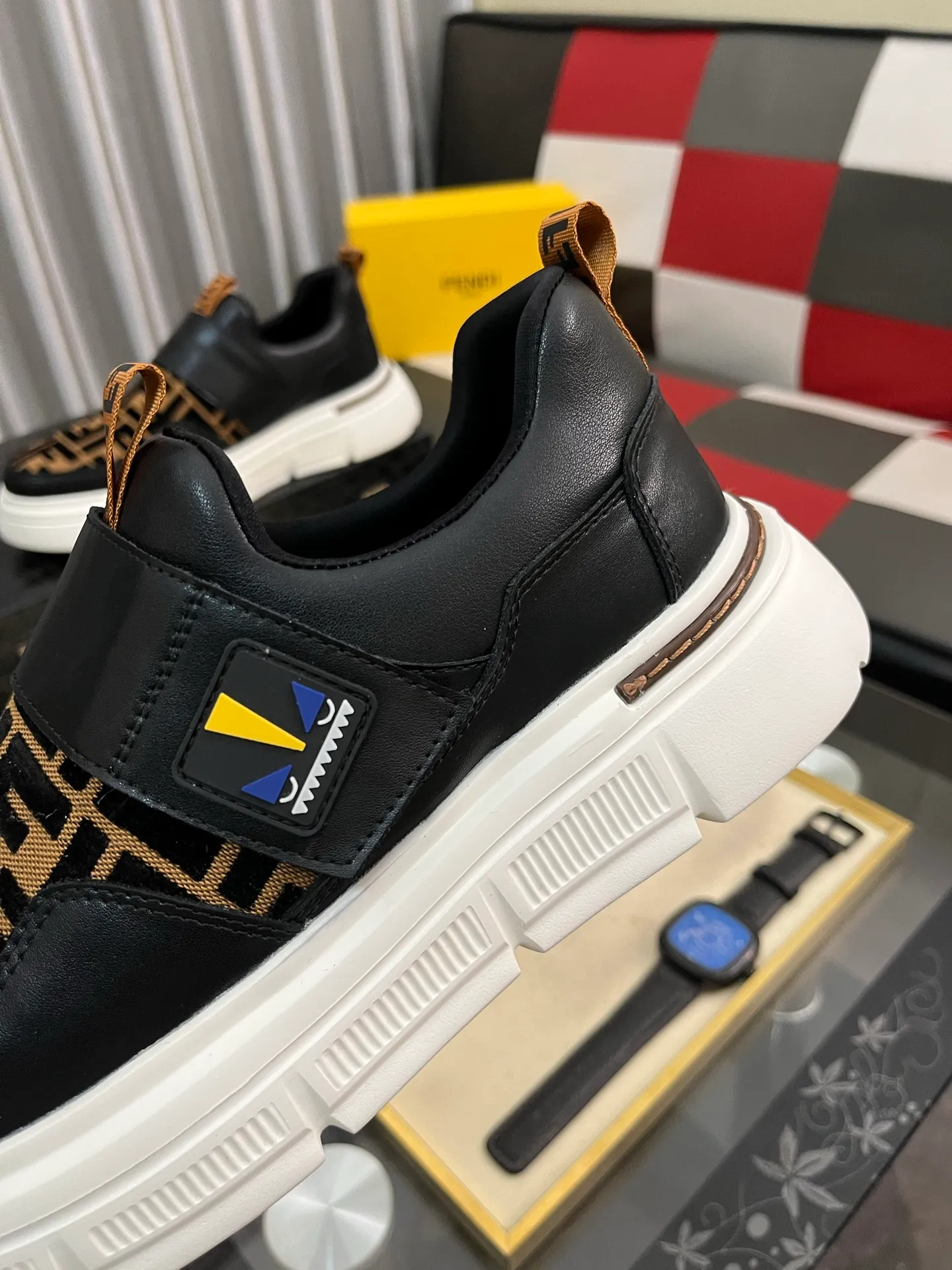 Men's Men's Shoes💰420⌚️⌚️[FENDI] Fendi's classic and comfortable men's, this complex sneaker is made of soft calfskin➕genuine leather lining➕original ultra-light rubber material with rough outsole. This unique light style is suitable for the casual and refined sensibility of this season. It is comfortable and natural on the feet. It is an everyday style for casual travel in autumn and winter! Code number: 38−443️⃣Colors available